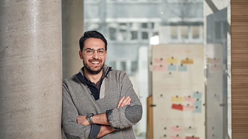 Giuseppe, Mitarbeiter JobRad Leasing schaut freundlich in die Kamera Giuseppe, Mitarbeiter JobRad Leasing schaut freundlich in die Kamera